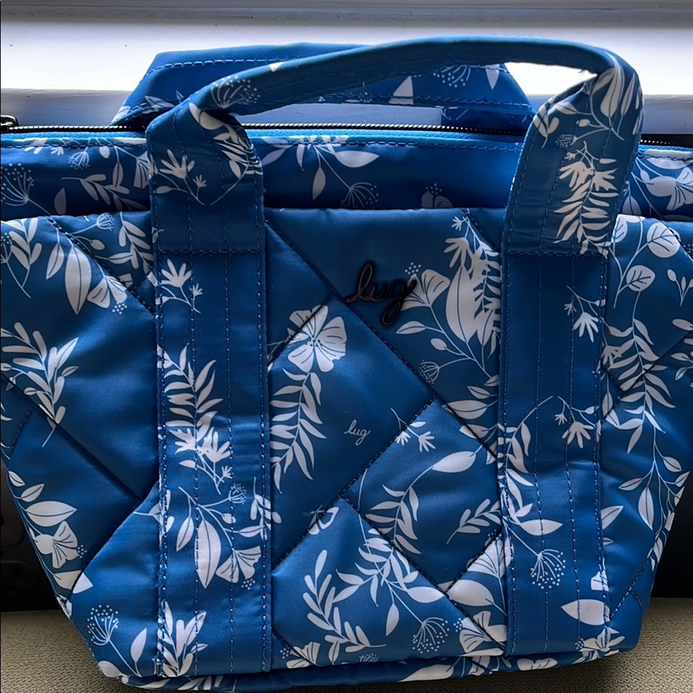 Lug blue and white flower print bag